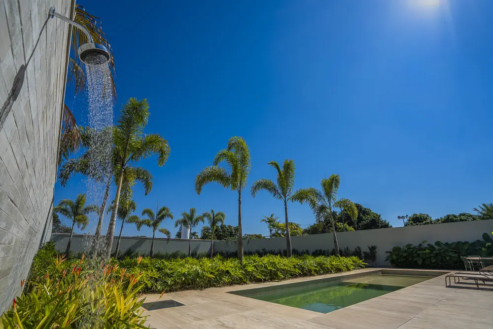Chuveiro externo, piscina e paisagismo